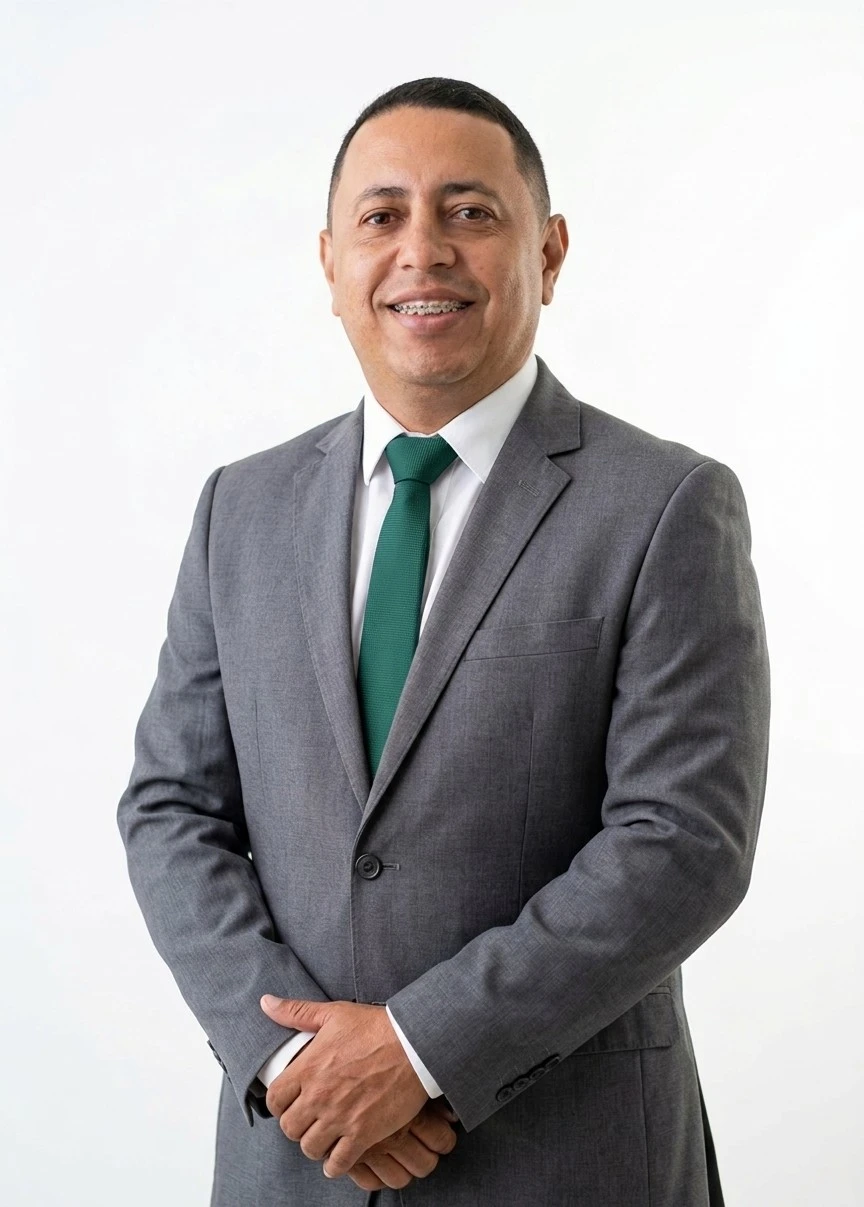 Retrato profissional do Assistente Social Darcio Xavier em ambiente corporativo